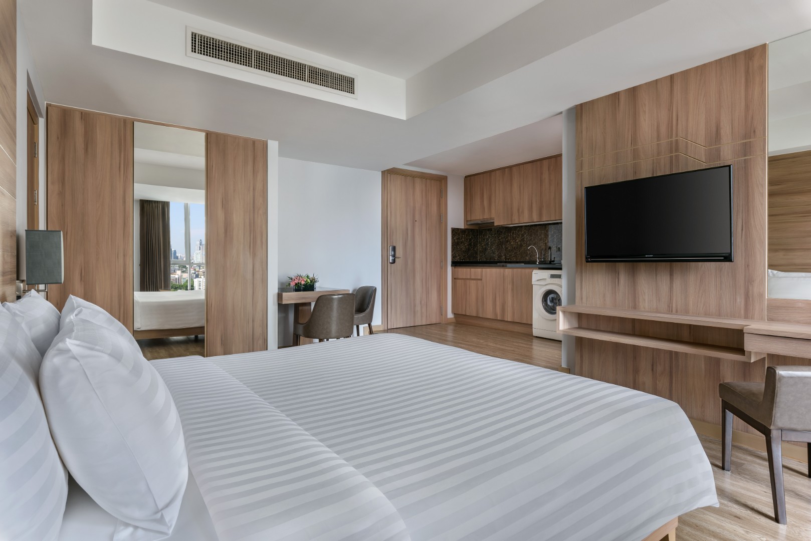 201907 Adelphi Grande Sukhumvit Hotel - Deluxe Suite A Bedroom.jpg