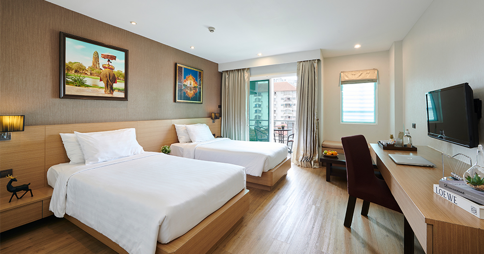 Adelphi-pattaya-deluxe-with-balcony-988x519.jpg